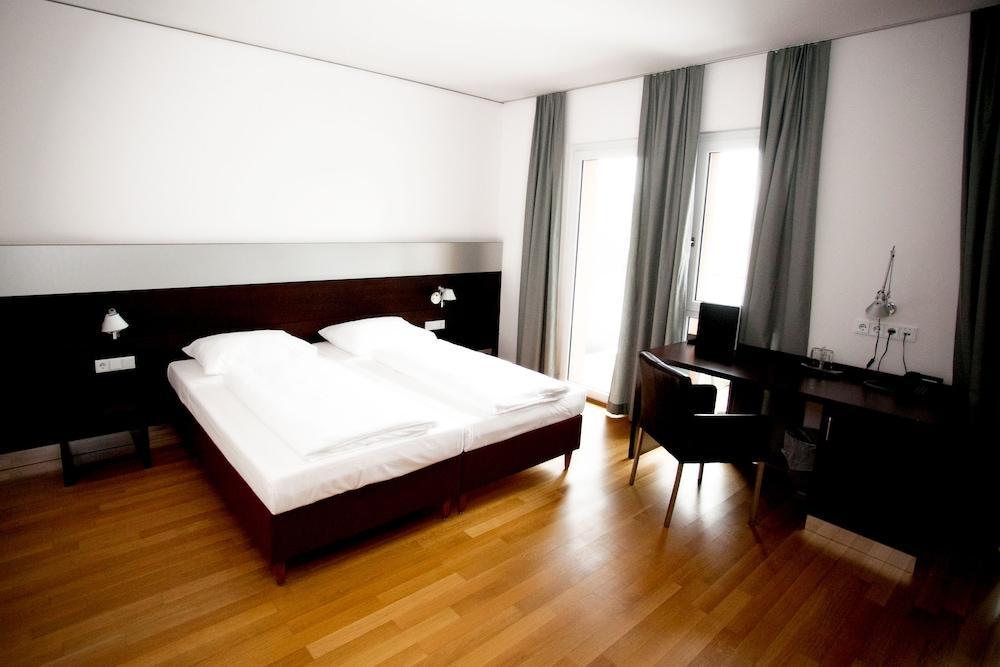 Hotel Schwarzer Baer Линц Экстерьер фото